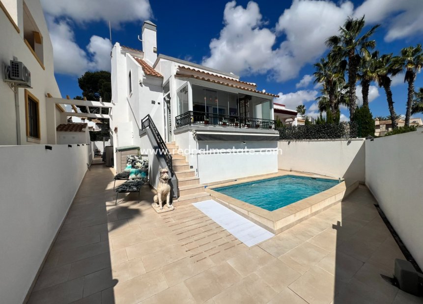 Resale - Villa -
Orihuela Costa - Villamartín