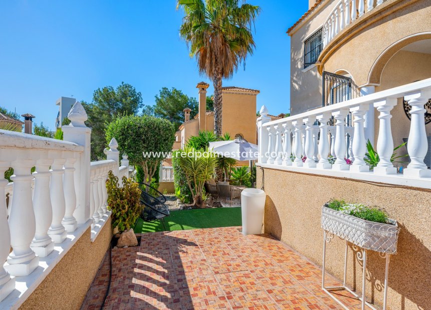 Resale - Villa -
Orihuela Costa - Villamartín