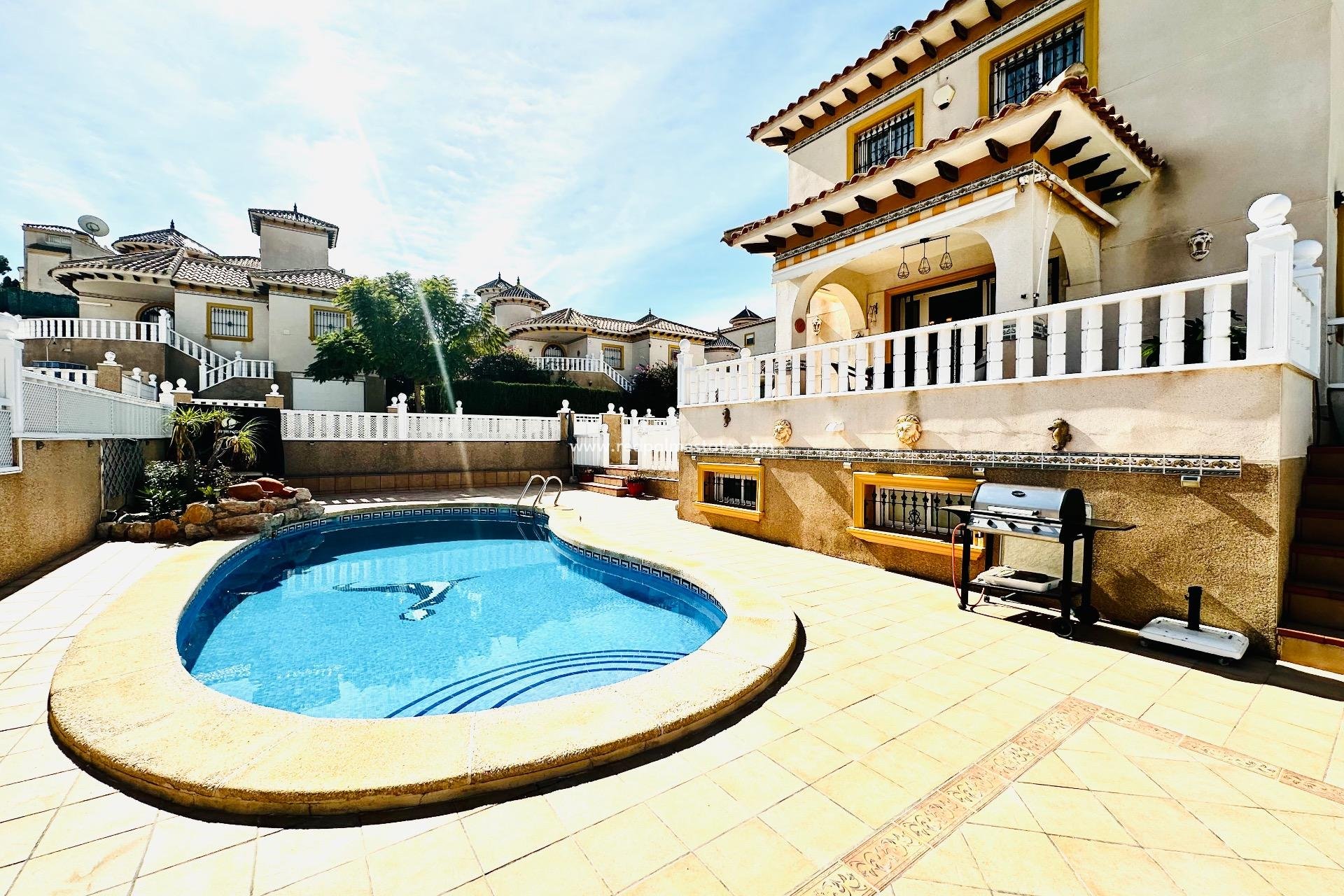 Resale - Villa -
Orihuela Costa - Villamartín