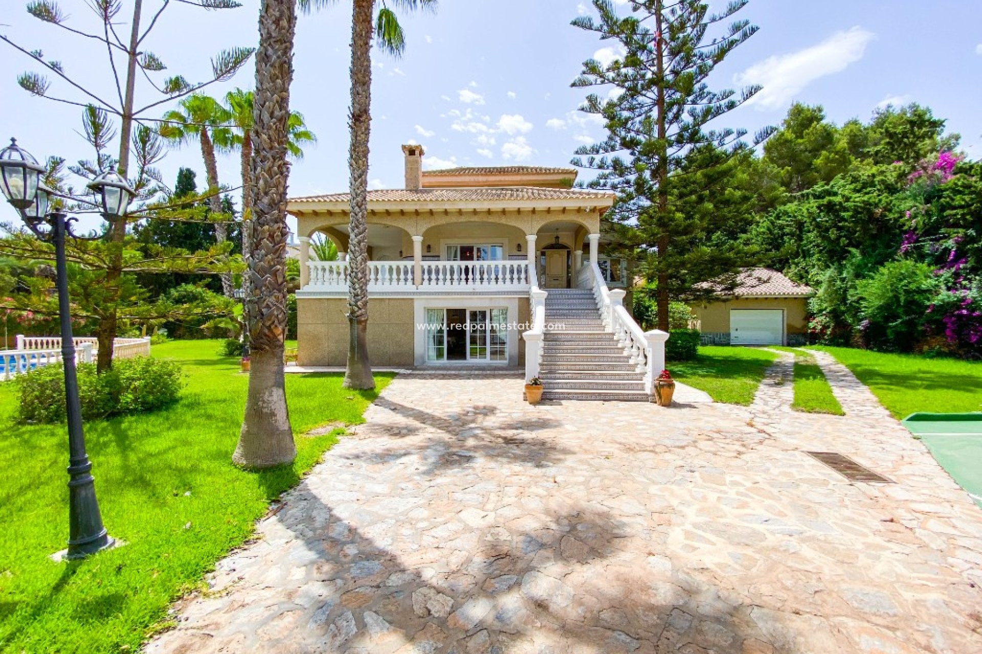 Resale - Villa -
Orihuela Costa - Villamartín