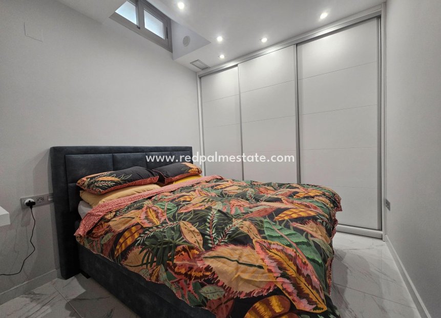 Resale - Villa -
Orihuela Costa - Villamartín