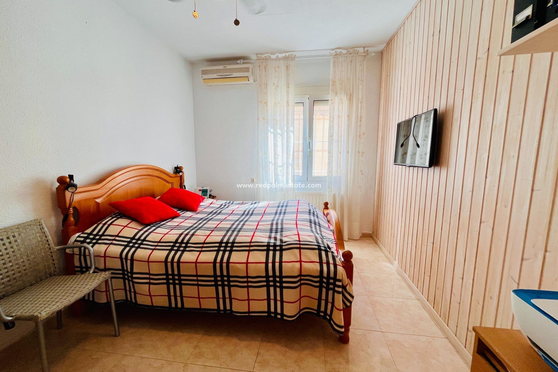 Resale - Villa -
Orihuela Costa - Villamartín