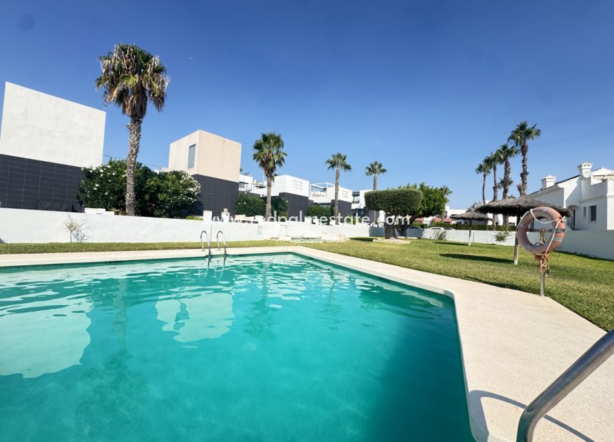 Resale - Villa -
Orihuela Costa - Villamartín