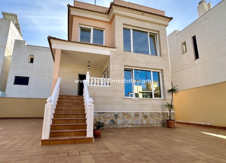 Resale - Villa -
Orihuela Costa - Villamartín