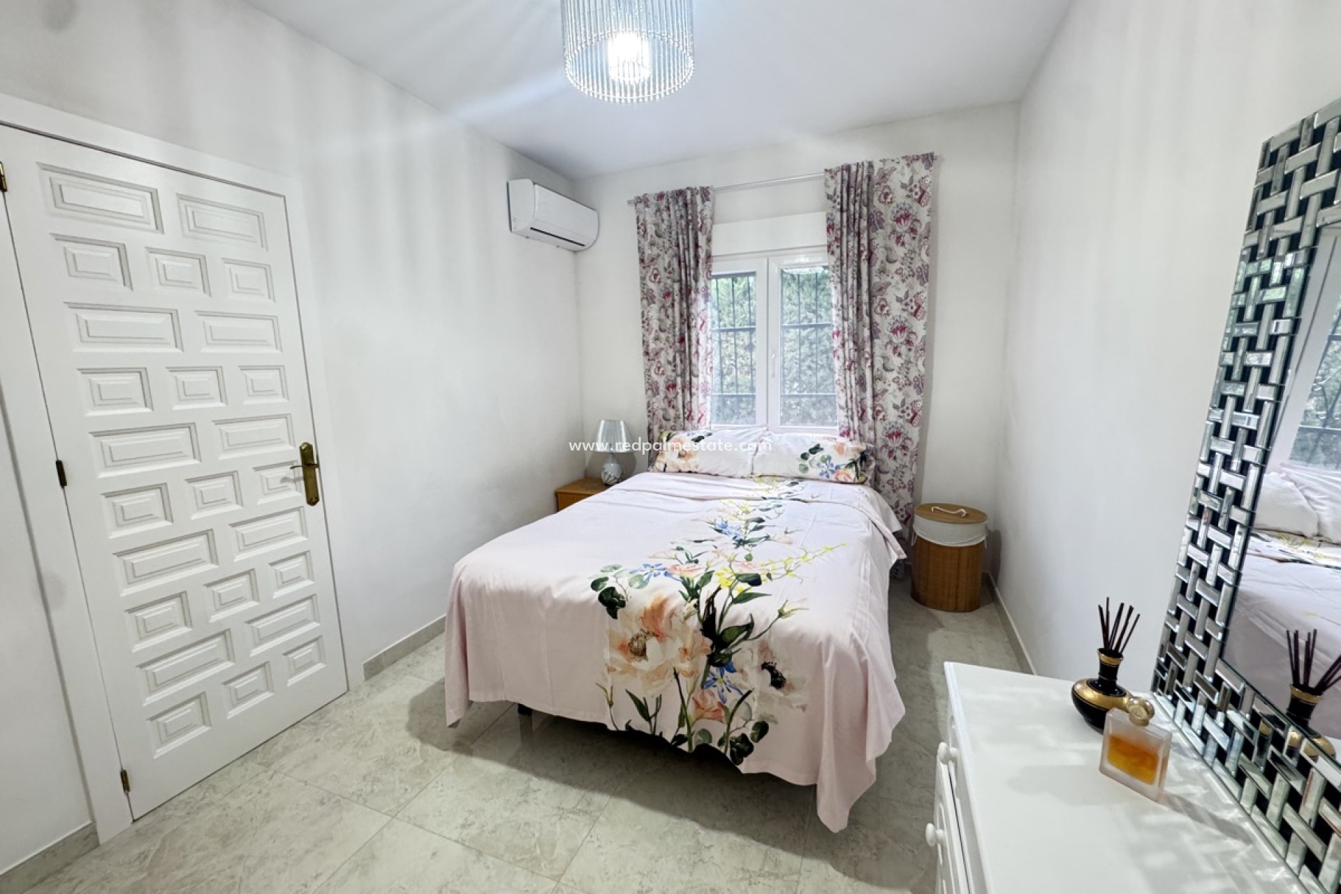 Resale - Villa -
Orihuela Costa - Villamartín