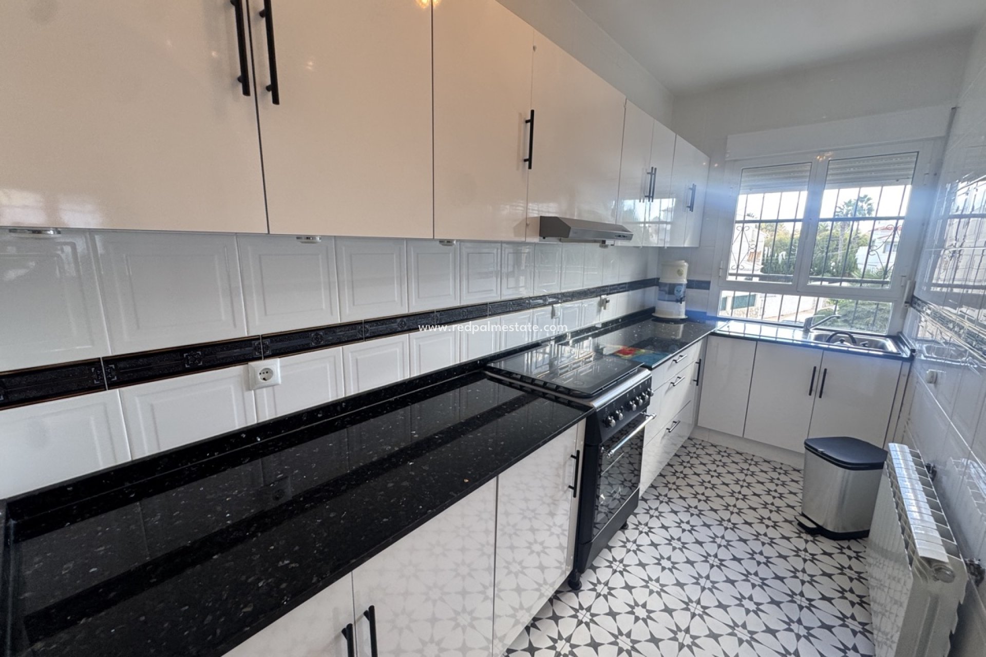 Resale - Villa -
Orihuela Costa - Villamartín