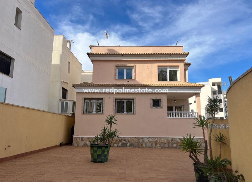 Resale - Villa -
Orihuela Costa - Villamartín