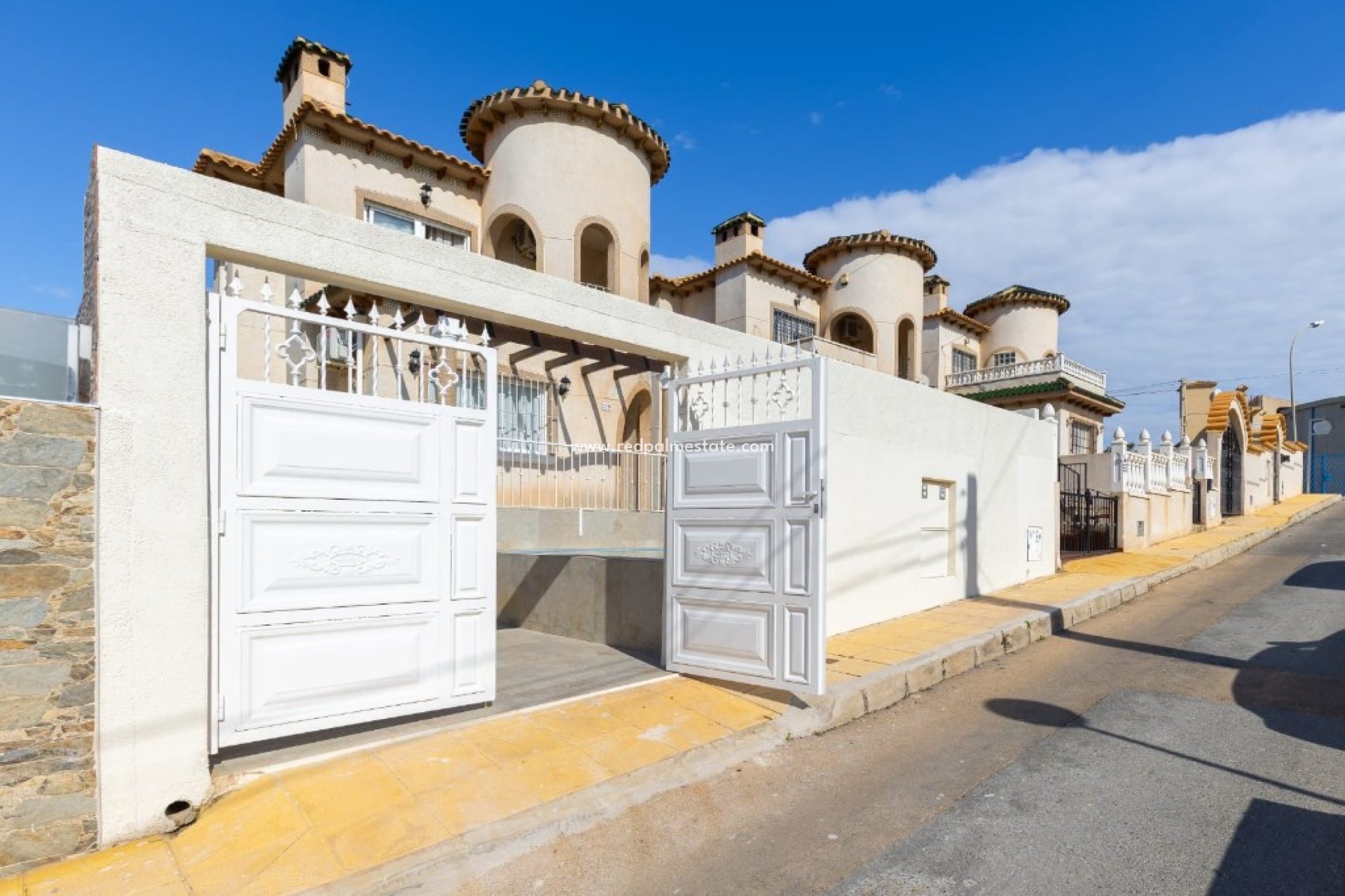Resale - Villa -
Orihuela Costa - Villamartín