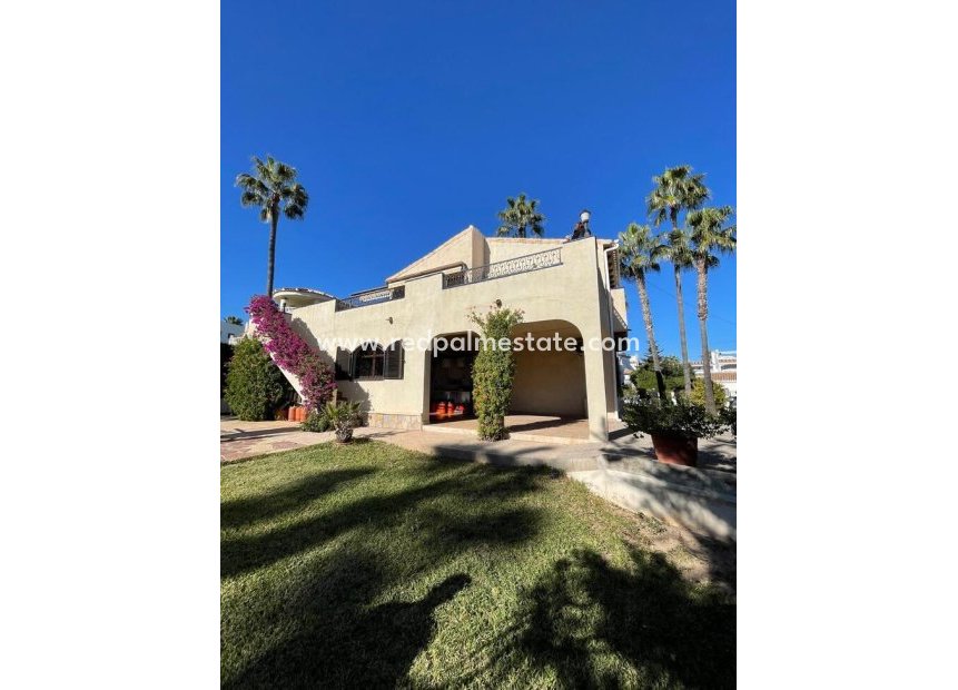 Resale - Villa -
Orihuela Costa - Villamartín