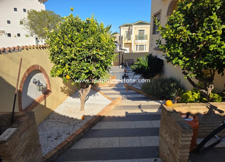 Resale - Villa -
Orihuela Costa - Villamartín