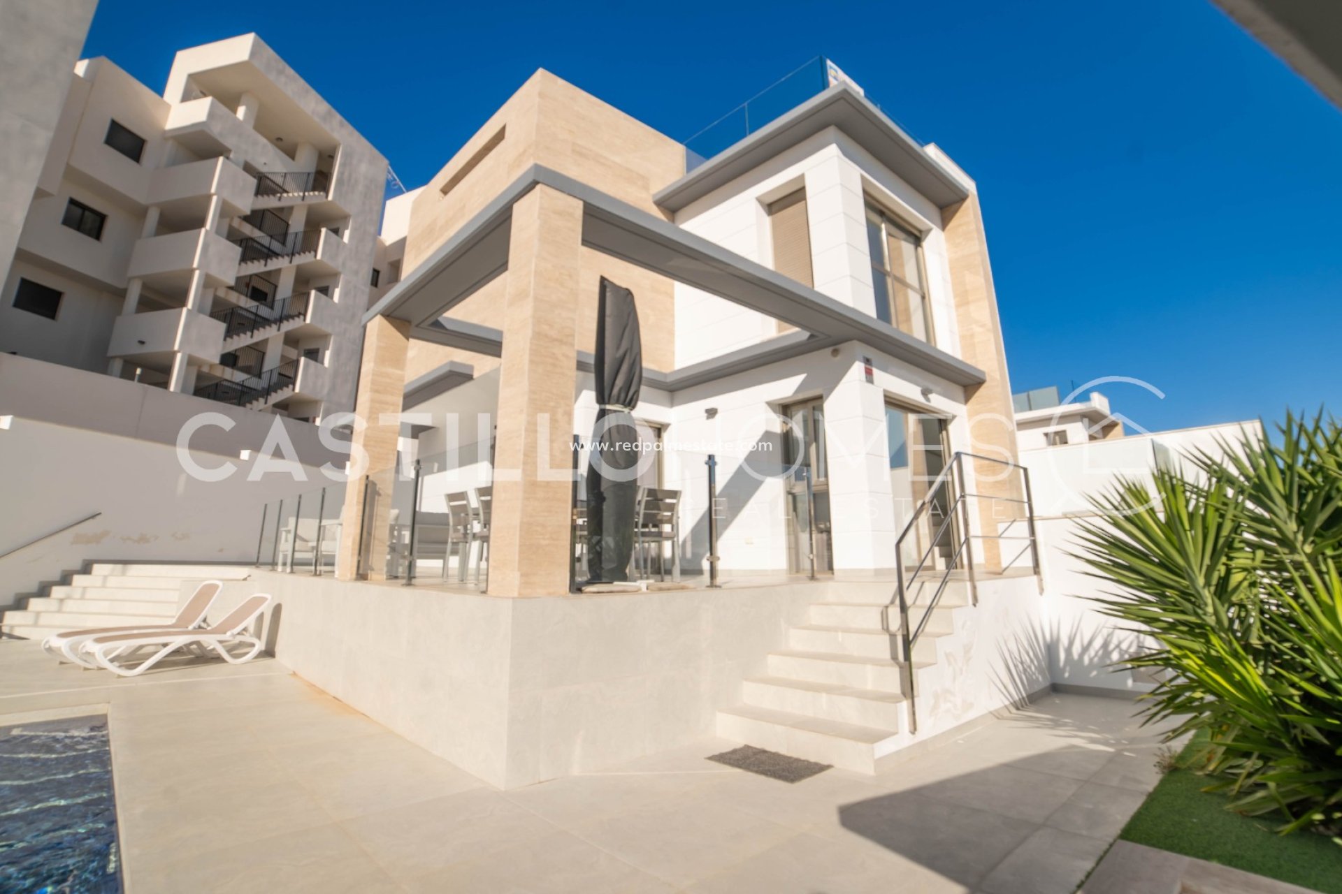 Resale - Villa -
Orihuela Costa - Villamartín