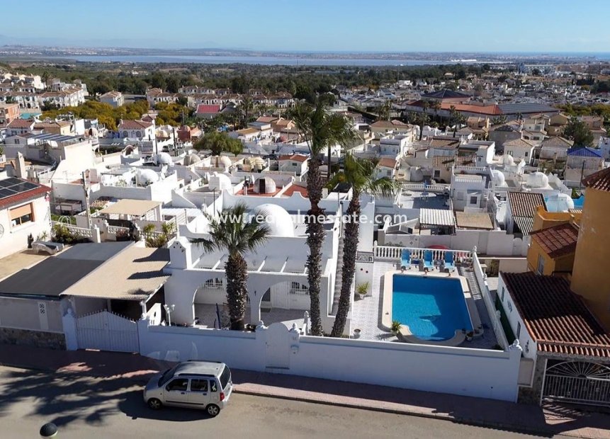 Resale - Villa -
Orihuela Costa - Villamartín