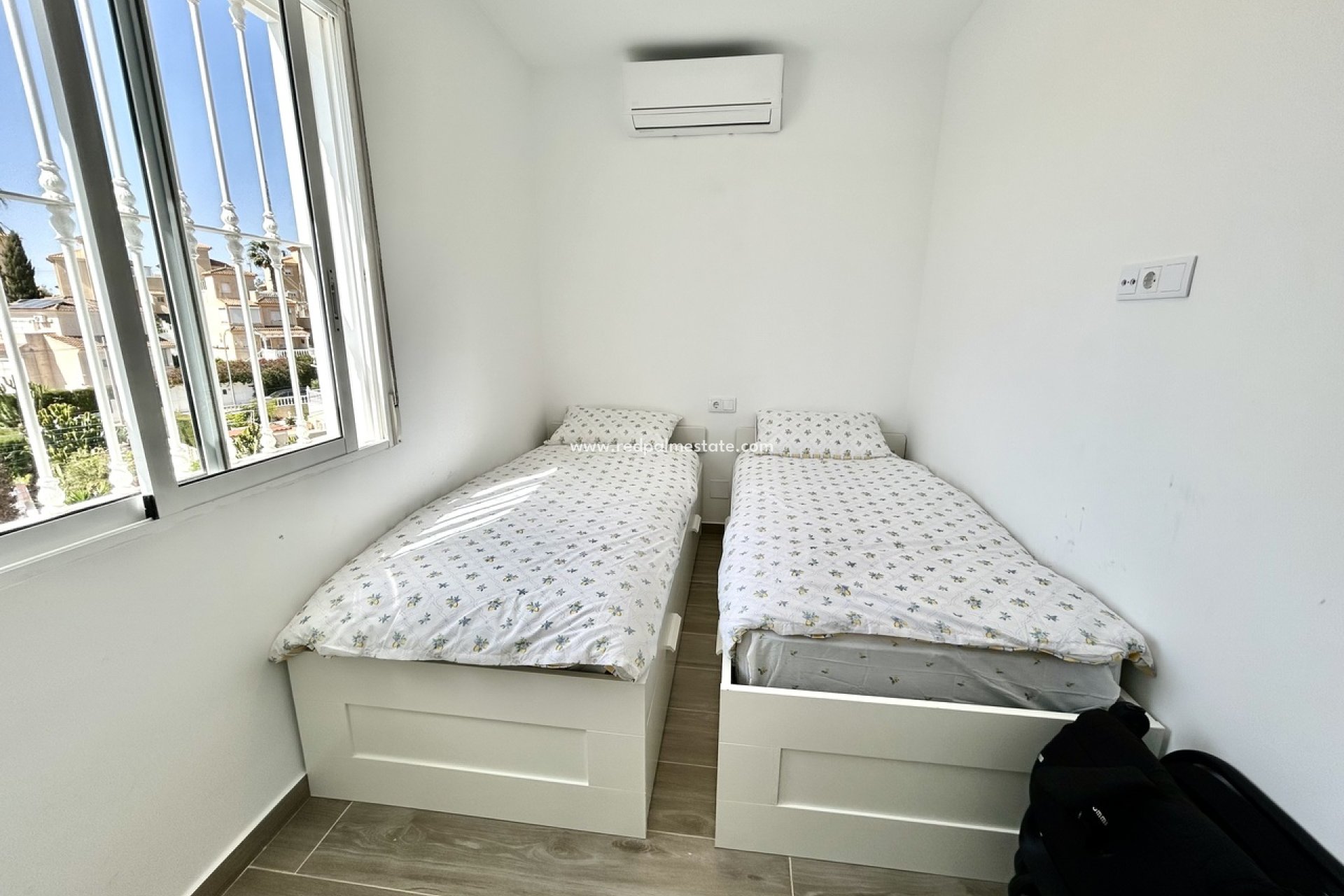 Resale - Villa -
Orihuela Costa - Villamartín