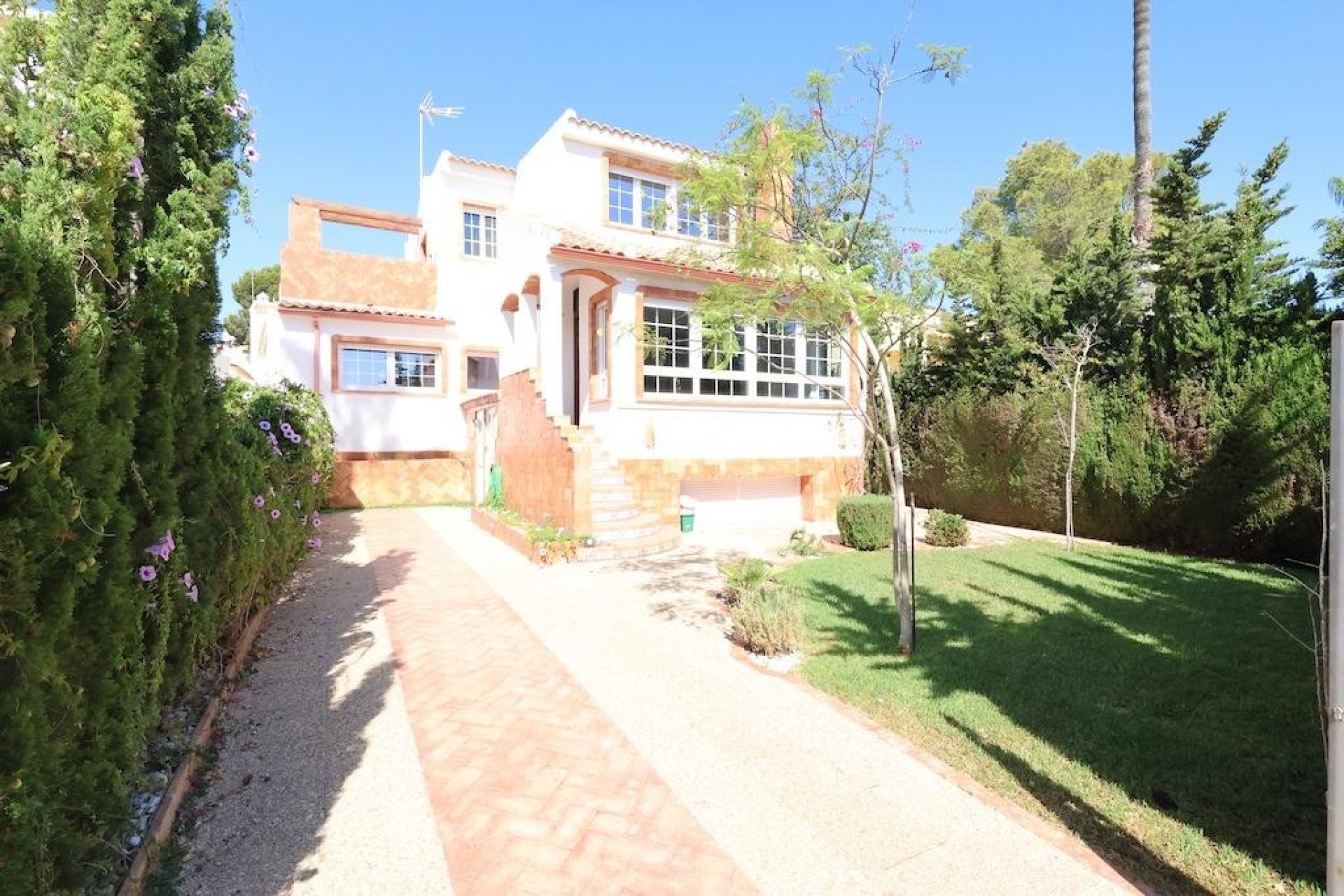 Resale - Villa -
Orihuela Costa - Villamartín