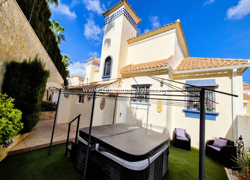 Resale - Villa -
Orihuela Costa - Villamartín