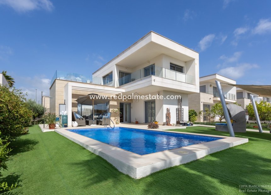 Resale - Villa -
Orihuela Costa - Vistabella Golf