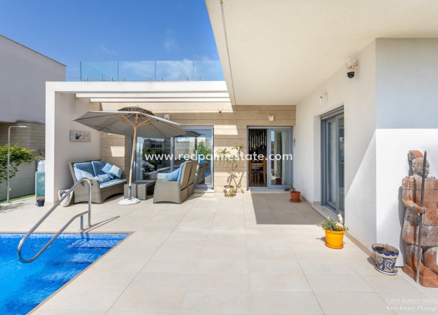 Resale - Villa -
Orihuela Costa - Vistabella Golf