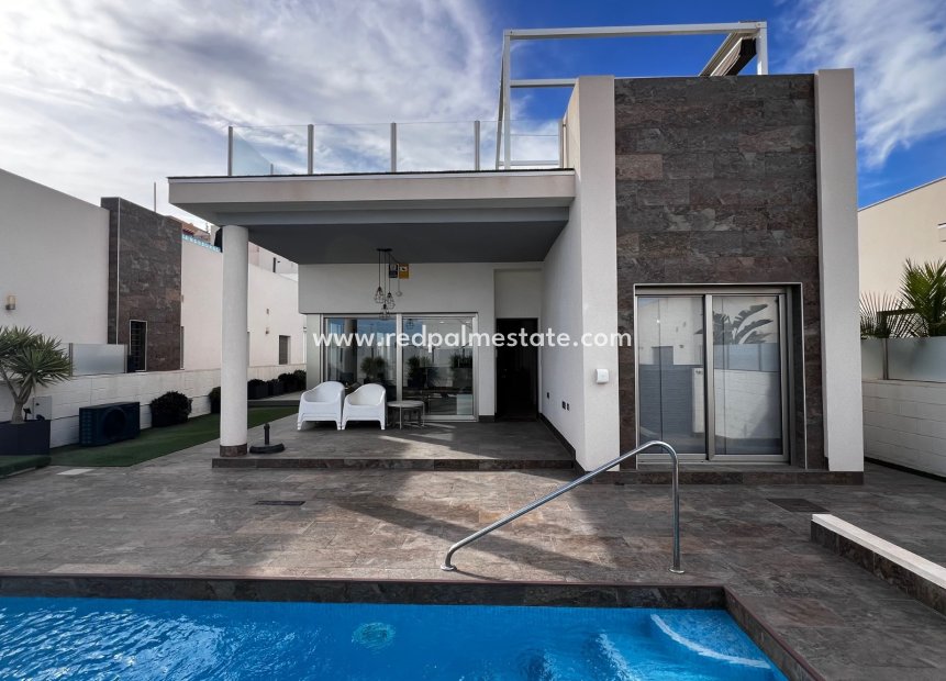 Resale - Villa -
Orihuela Costa
