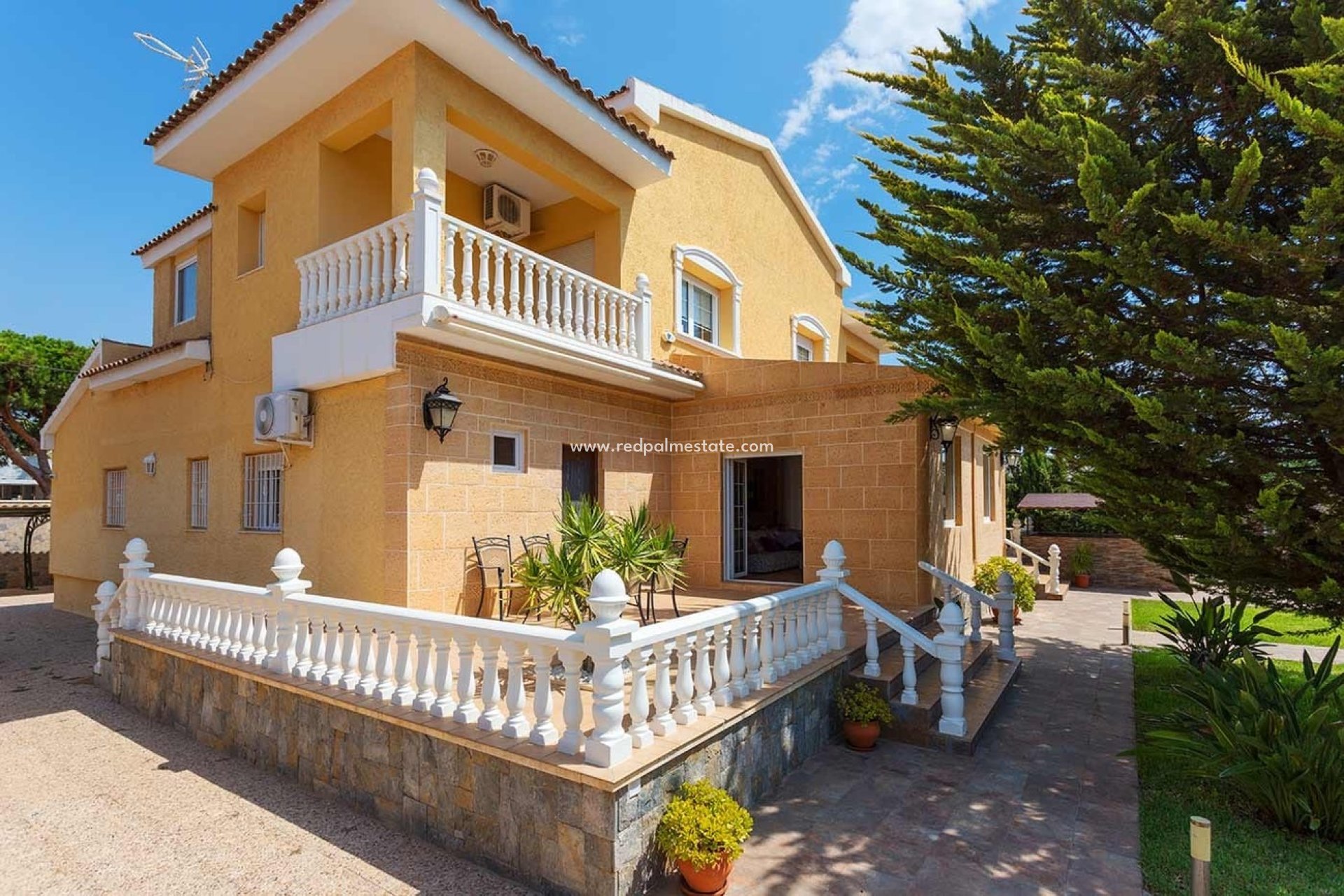 Resale - Villa -
Orihuela Costa