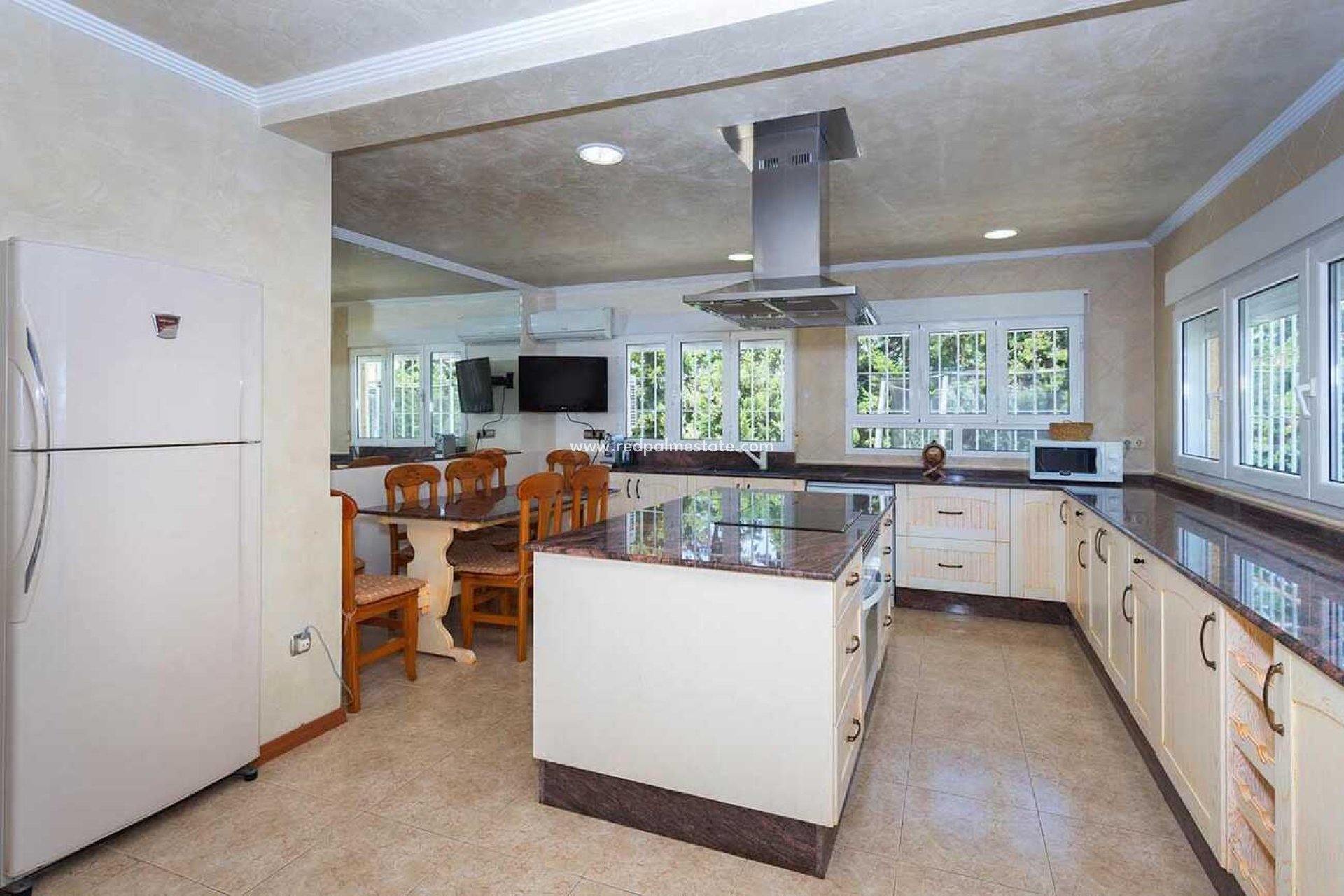 Resale - Villa -
Orihuela Costa