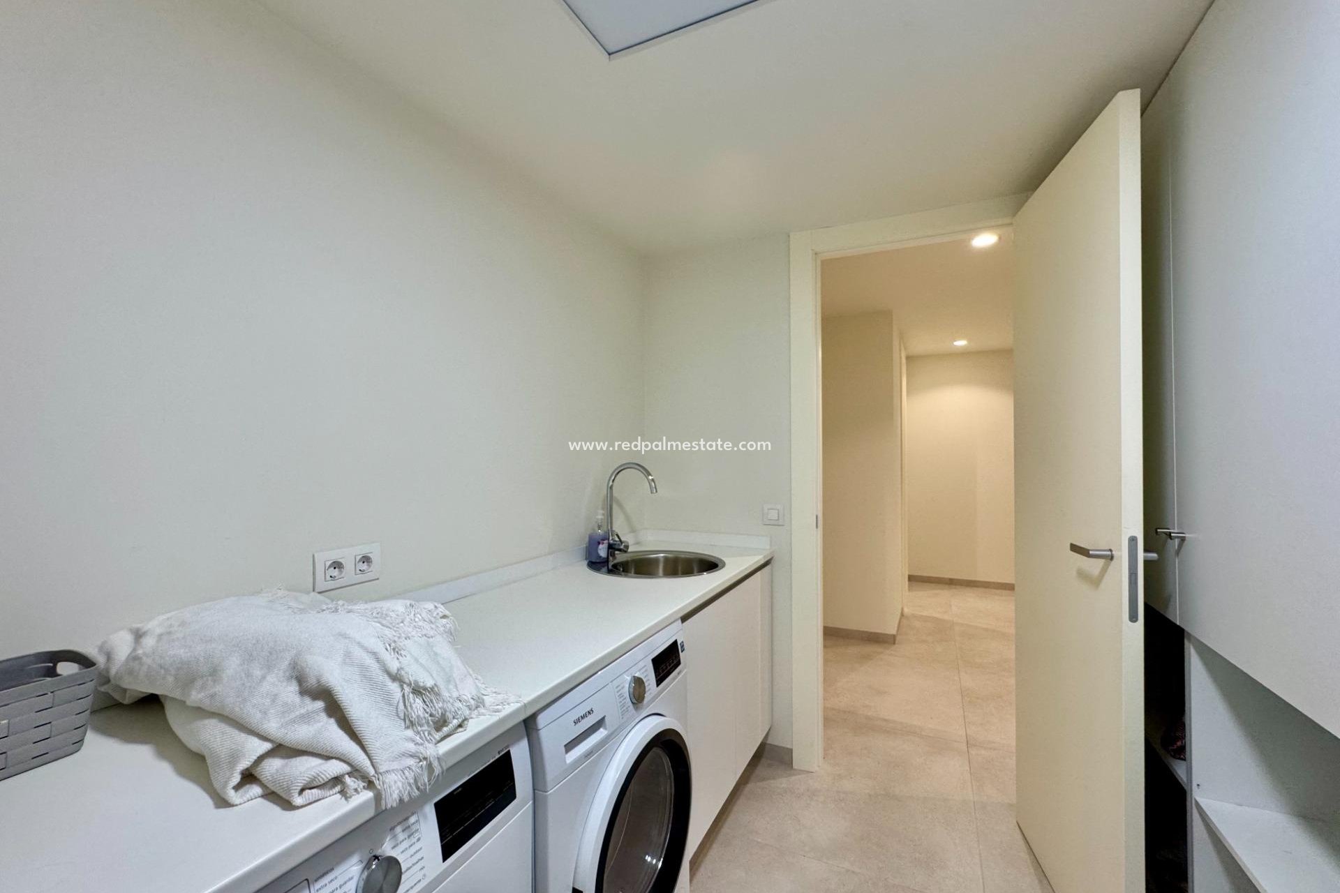 Resale - Villa -
Orihuela - Las Colinas Golf