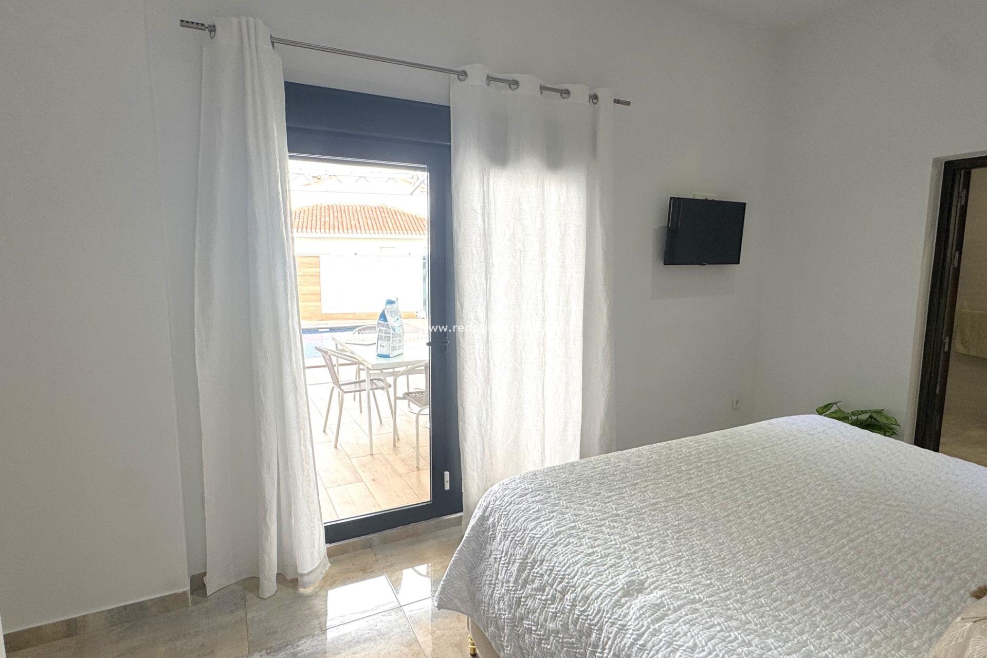 Resale - Villa -
Pilar de la Horadada - Torre de la Horadada