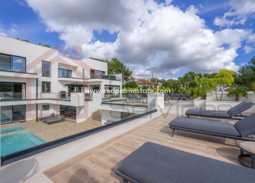 Resale - Villa -
Pinar de Campoverde - Inland