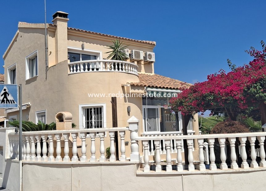 Resale - Villa -
Pinar de Campoverde - Inland