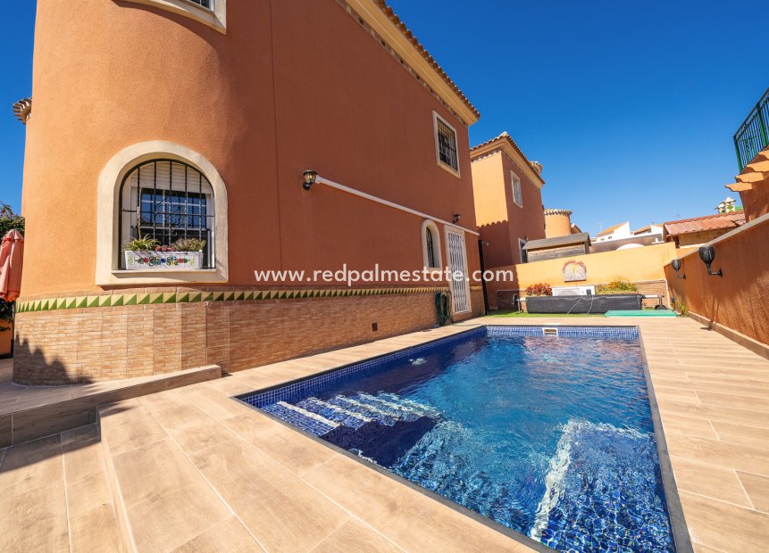 Resale - Villa -
Playa Flamenca - Sportcentre