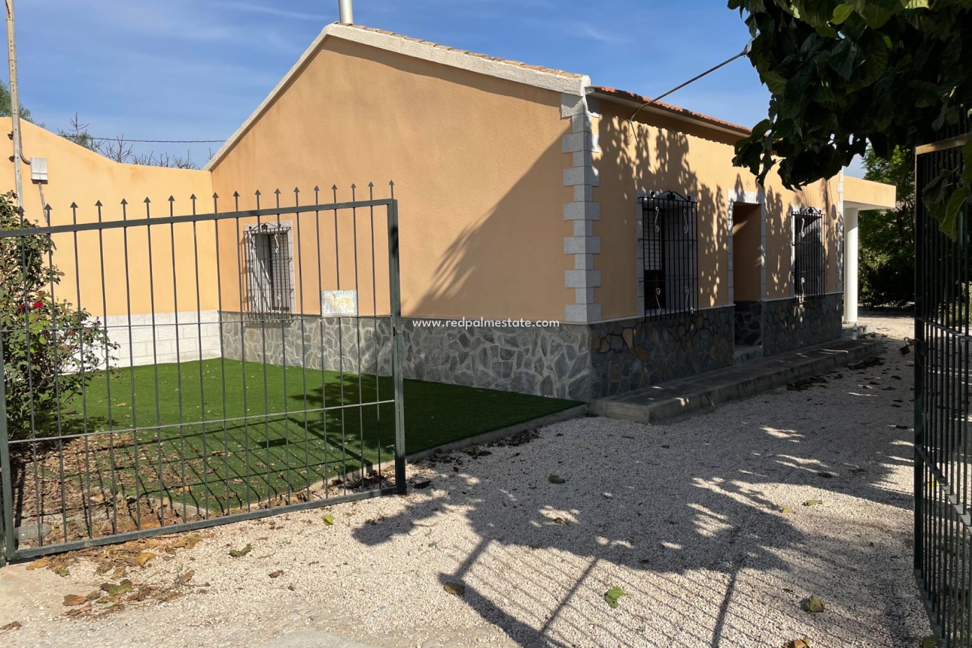 Resale - Villa -
Redován - Inland