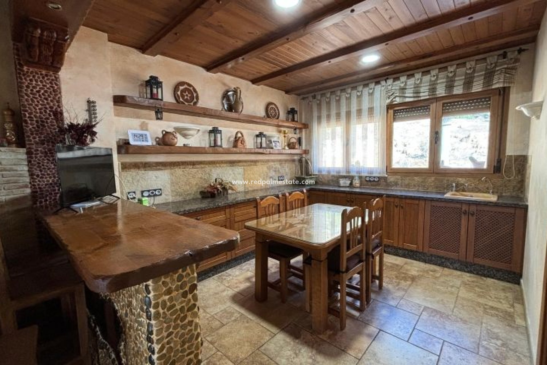 Resale - Villa -
Redován - Inland