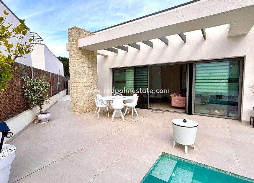 Resale - Villa -
San Miguel de Salinas - Urbanizacion Blue Lagoon