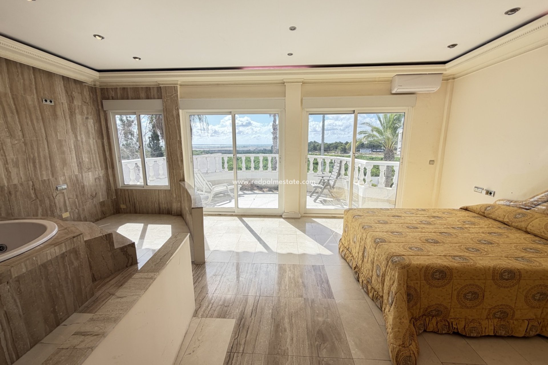 Resale - Villa -
San Miguel de Salinas