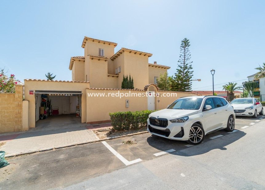 Resale - Villa -
Torrevieja - Cala de cabo cervera
