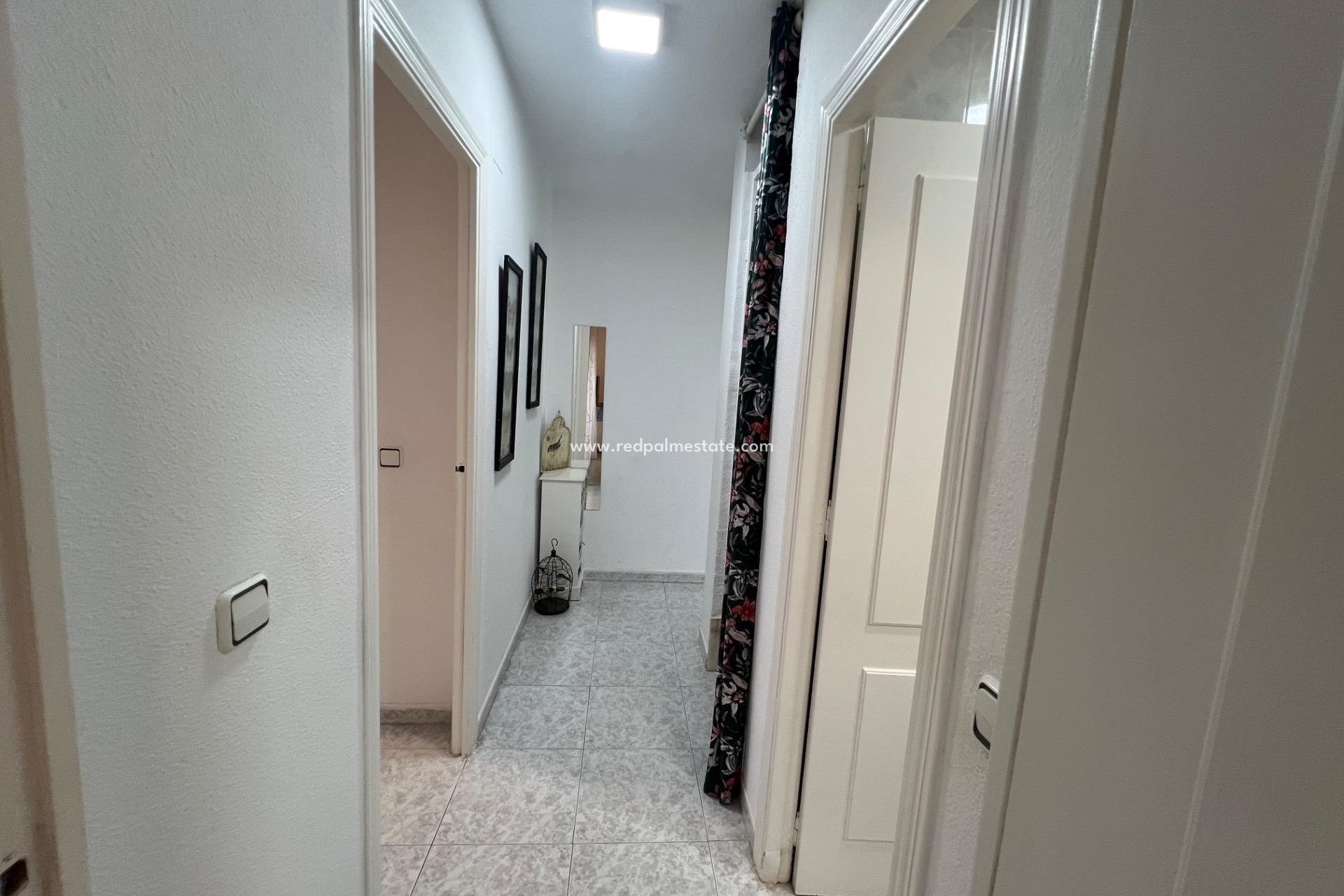 Resale - Villa -
Torrevieja - Calas blanca