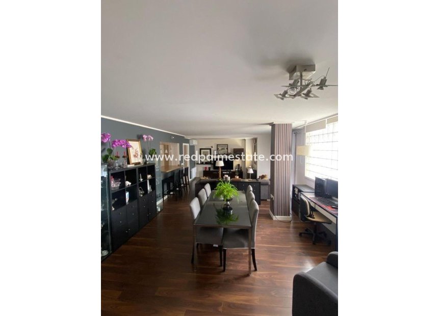 Resale - Villa -
Torrevieja - Centro Torrevieja