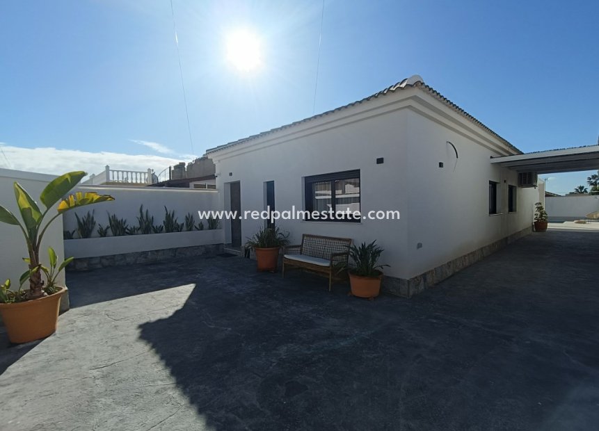 Resale - Villa -
Torrevieja - El Chaparral