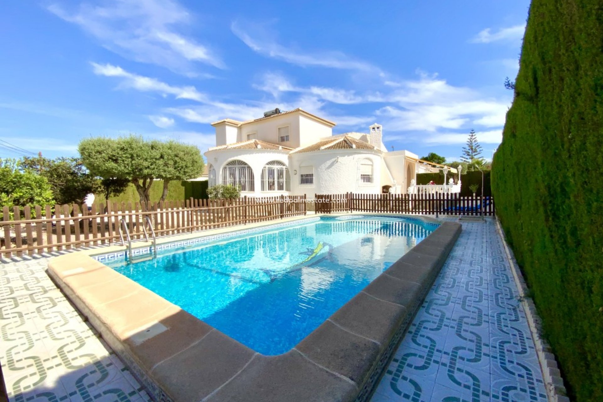 Resale - Villa -
Torrevieja - El Chaparral