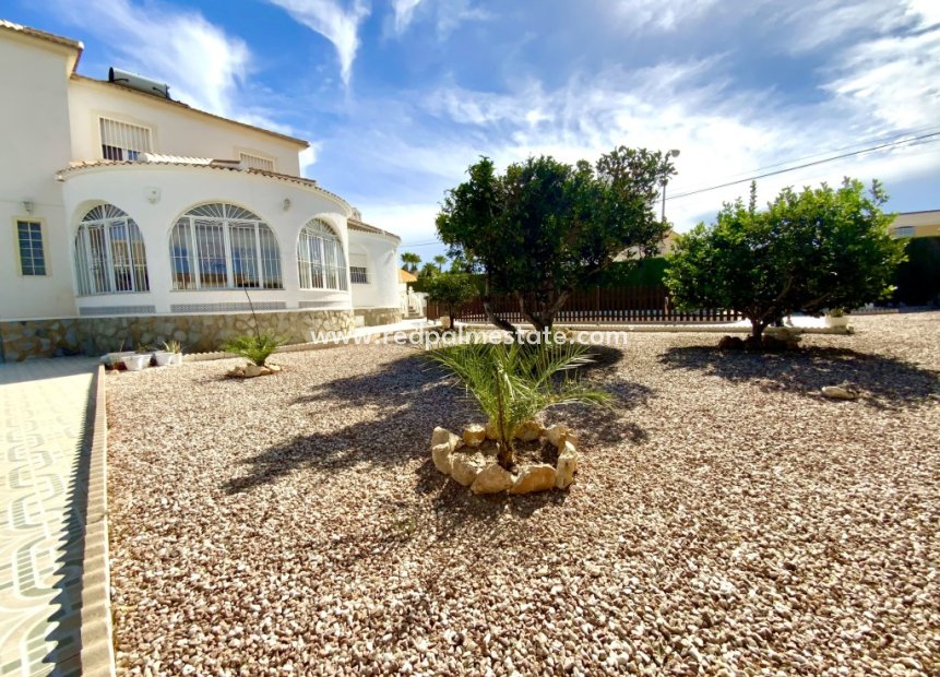 Resale - Villa -
Torrevieja - El Chaparral