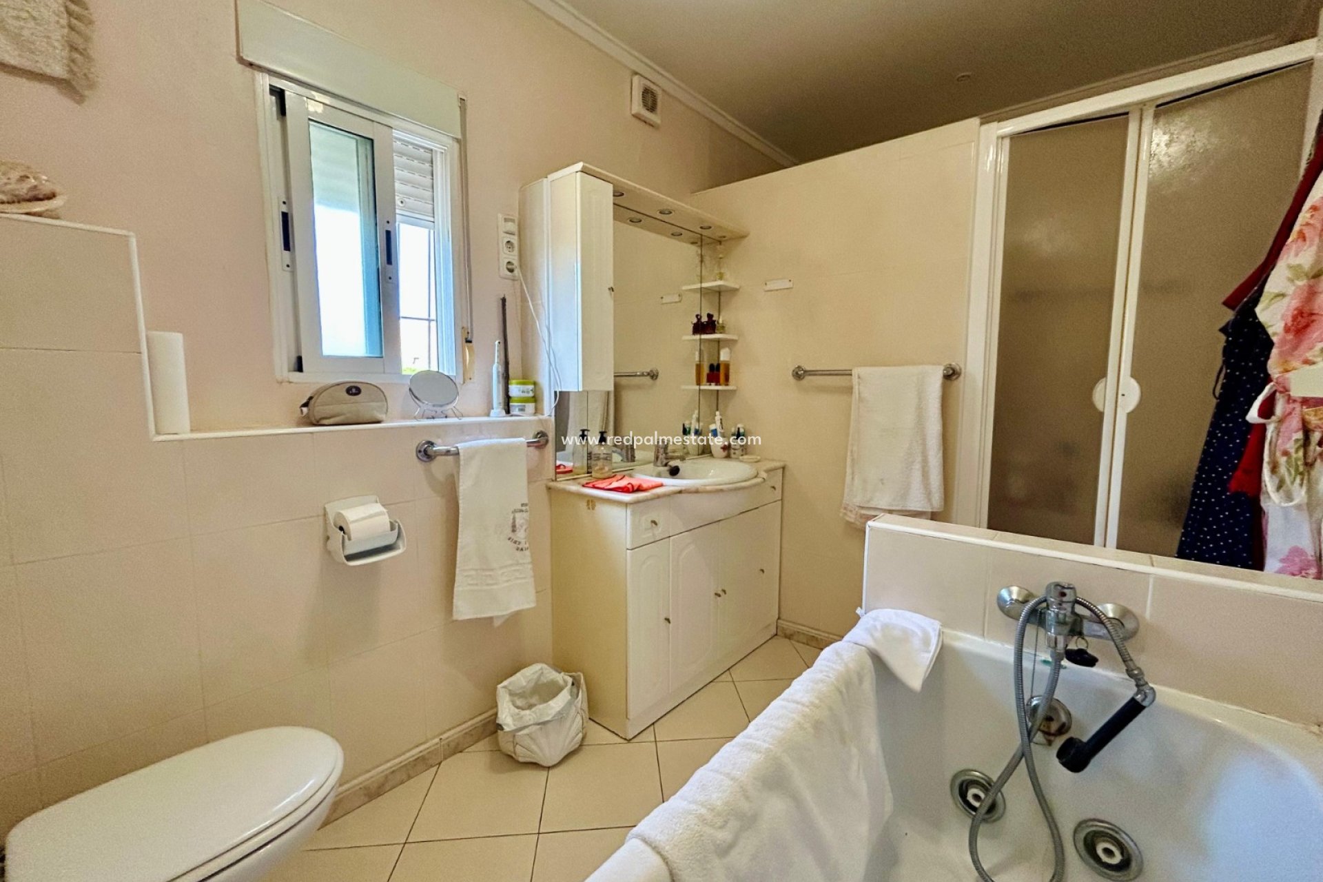 Resale - Villa -
Torrevieja - Inland