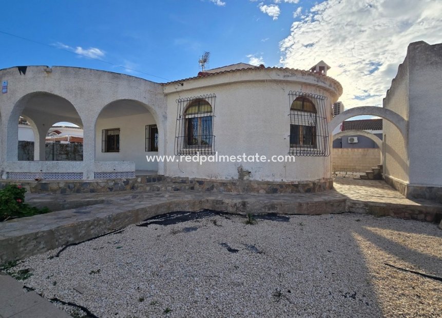 Resale - Villa -
Torrevieja - Inland