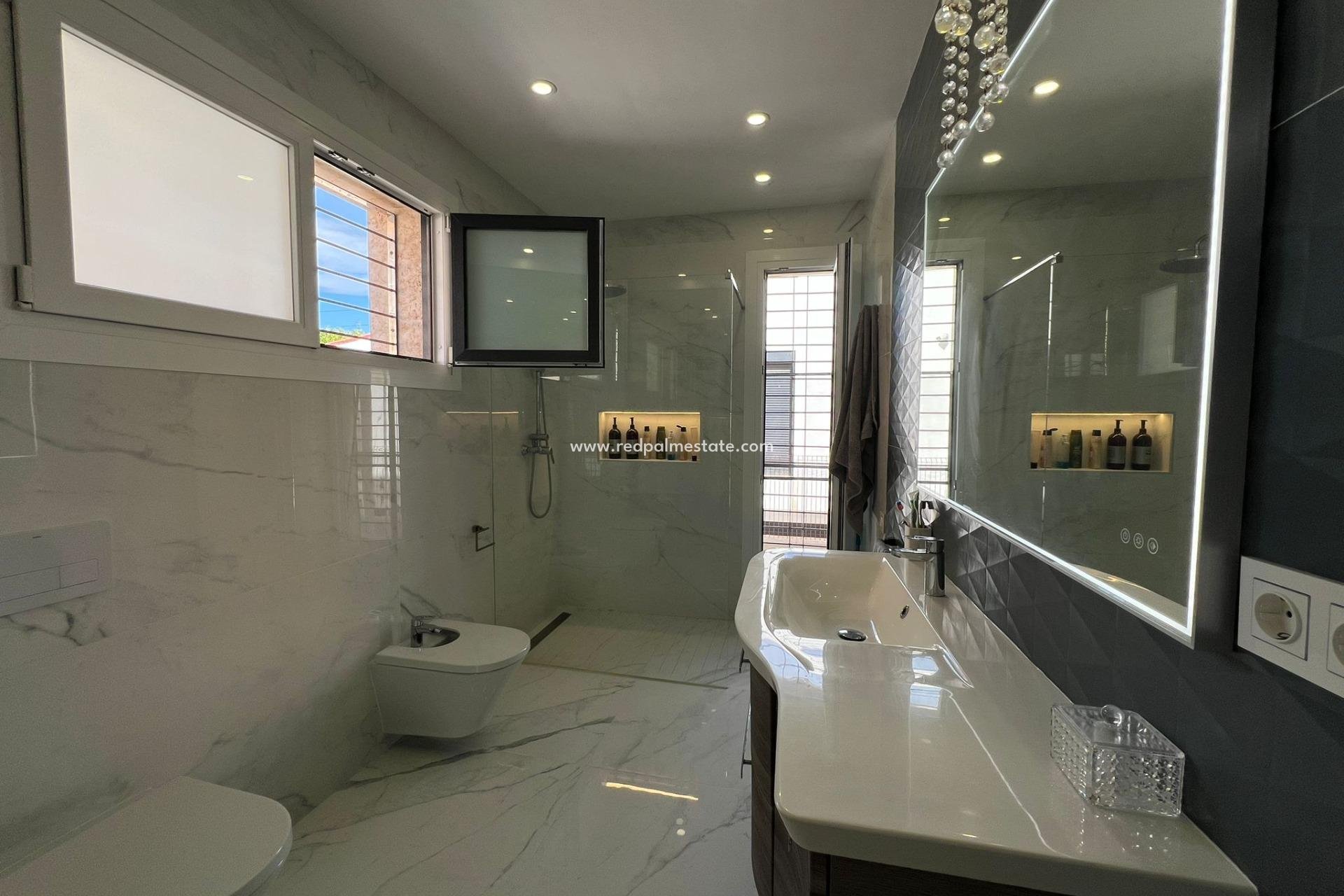 Resale - Villa -
Torrevieja - La Mata