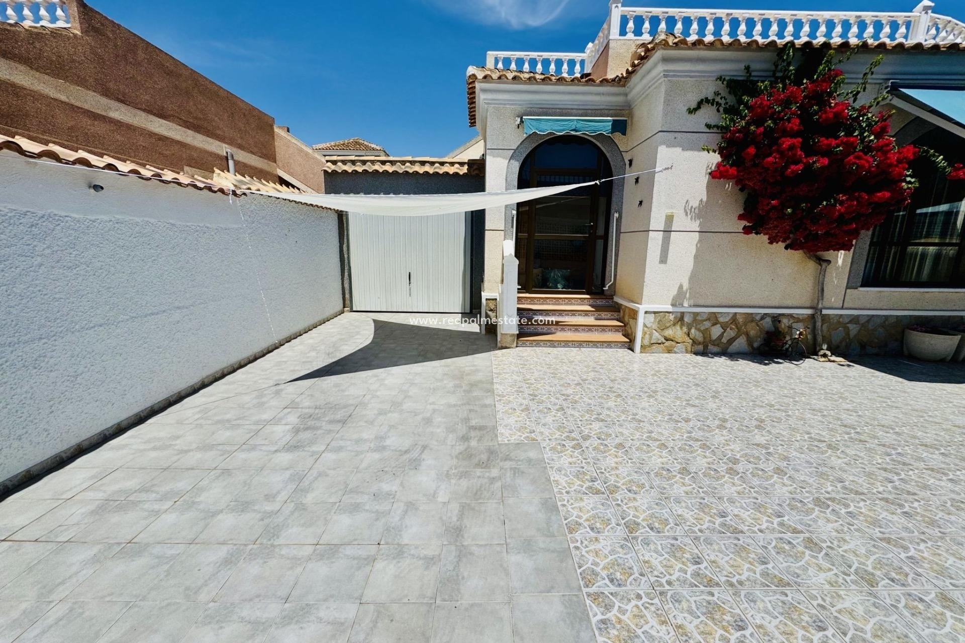 Resale - Villa -
Torrevieja - La Siesta - El Salado - Torreta