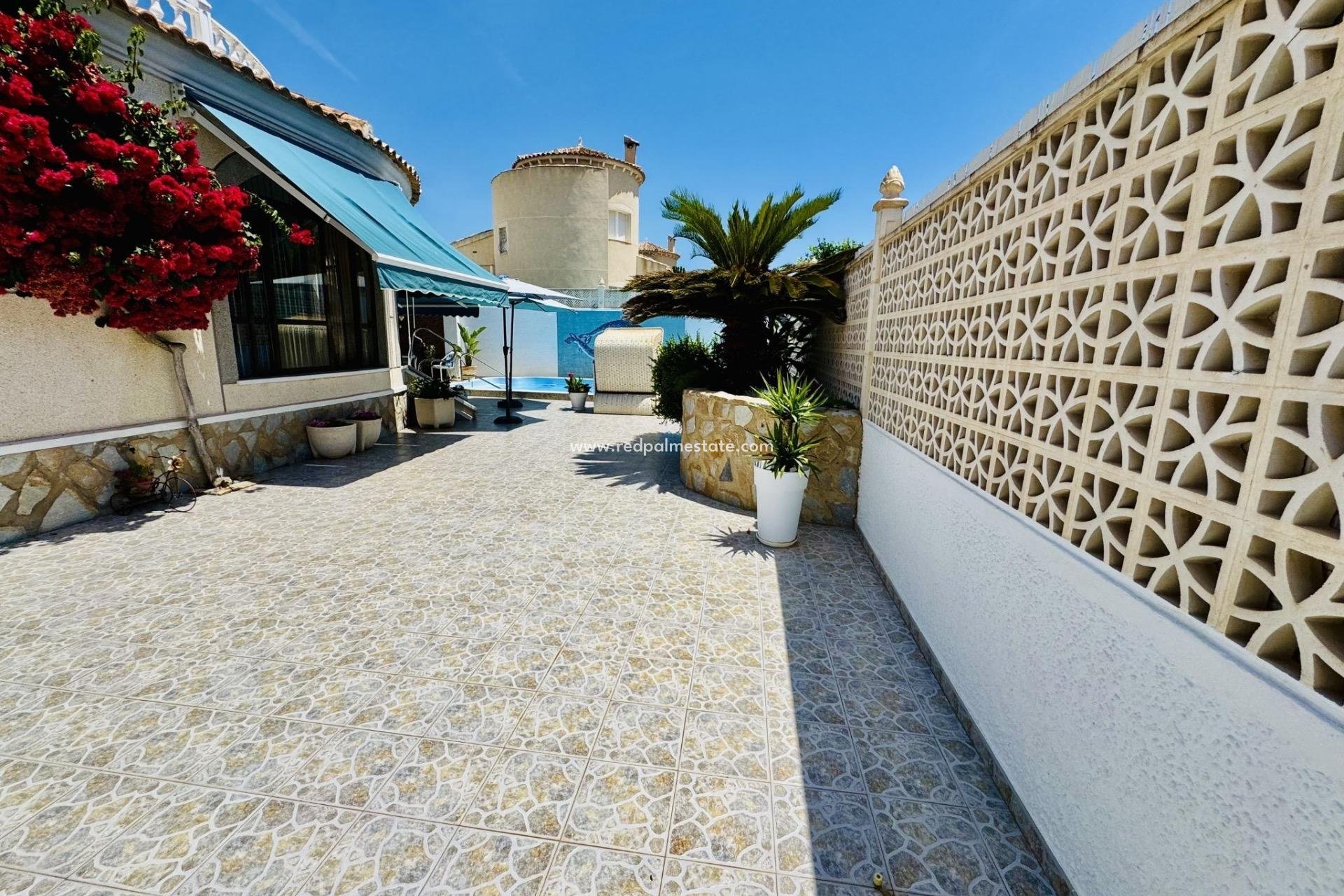 Resale - Villa -
Torrevieja - La Siesta - El Salado - Torreta