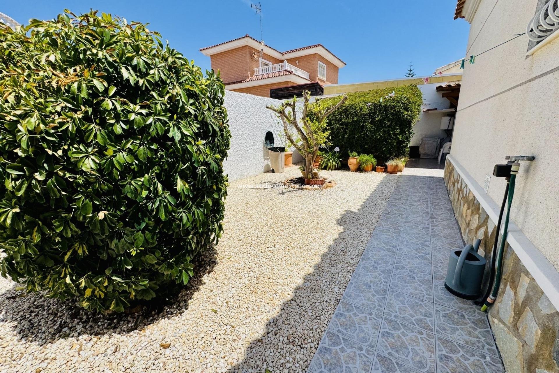 Resale - Villa -
Torrevieja - La Siesta - El Salado - Torreta