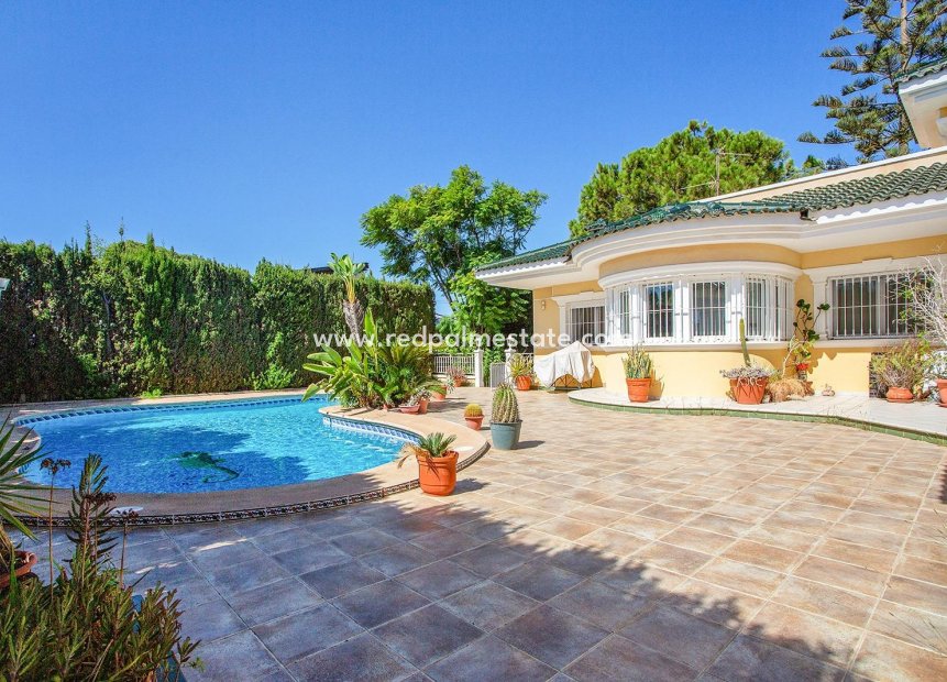 Resale - Villa -
Torrevieja - La Siesta - El Salado -  Torreta