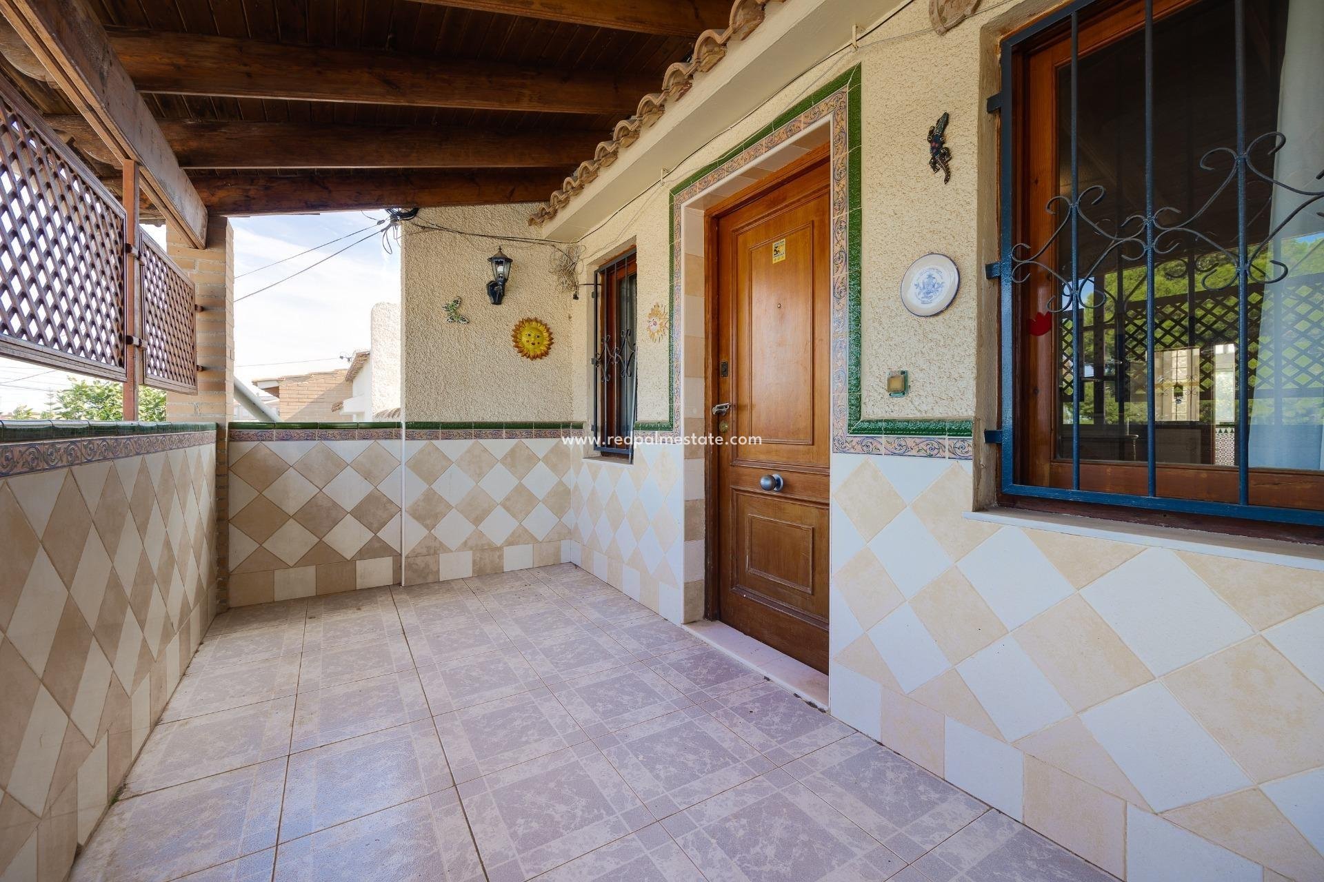 Resale - Villa -
Torrevieja - La Siesta - El Salado - Torreta