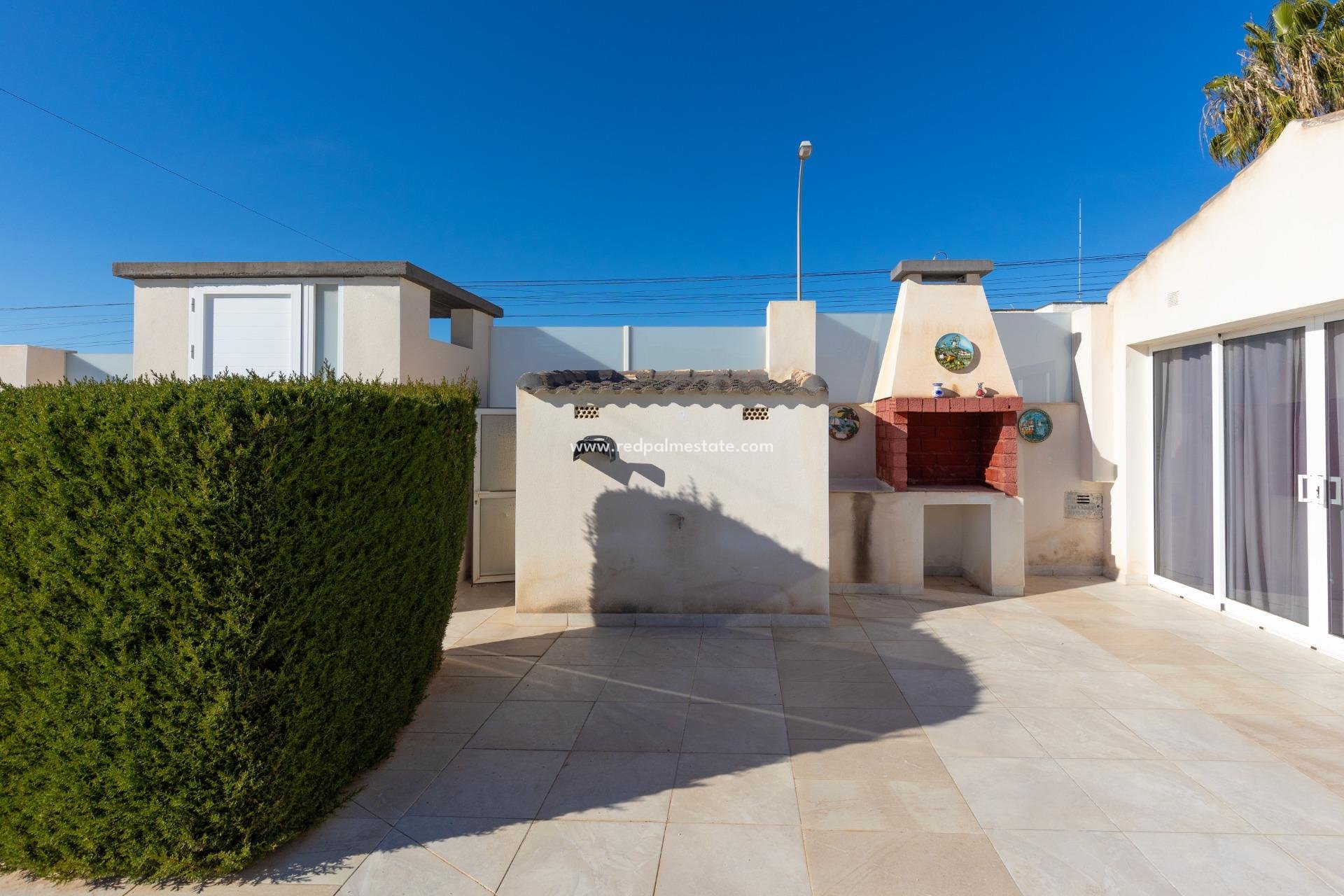 Resale - Villa -
Torrevieja - La Siesta - El Salado -  Torreta