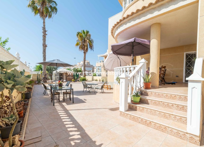 Resale - Villa -
Torrevieja - La Siesta - El Salado -  Torreta
