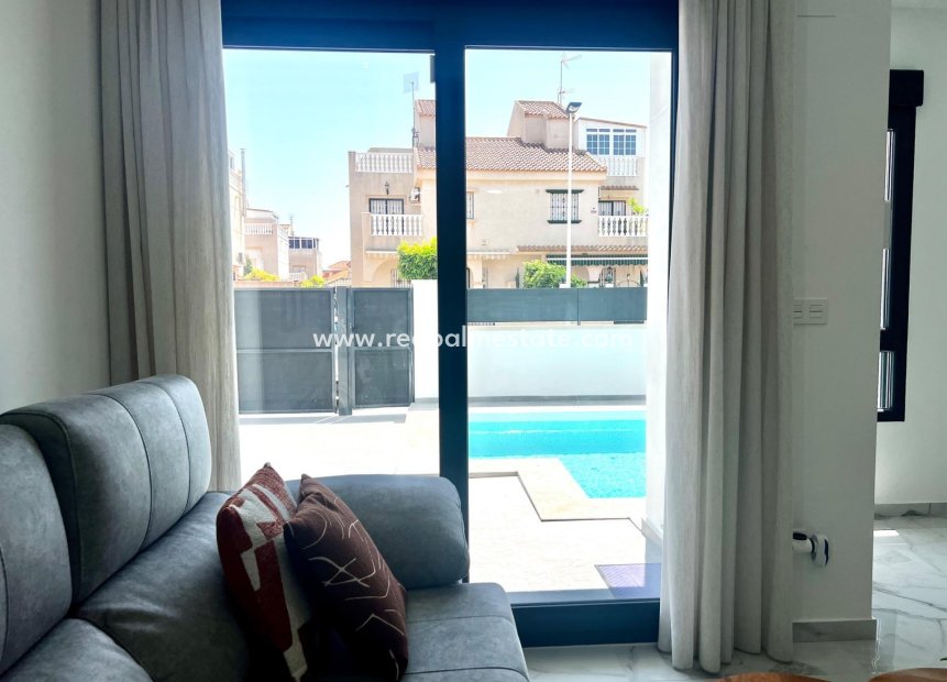 Resale - Villa -
Torrevieja - La Siesta - El Salado -  Torreta